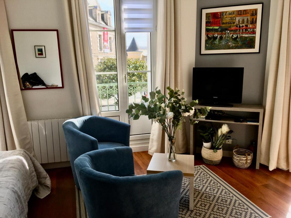 Studio Balcon De La Place Dinan Bagian luar foto